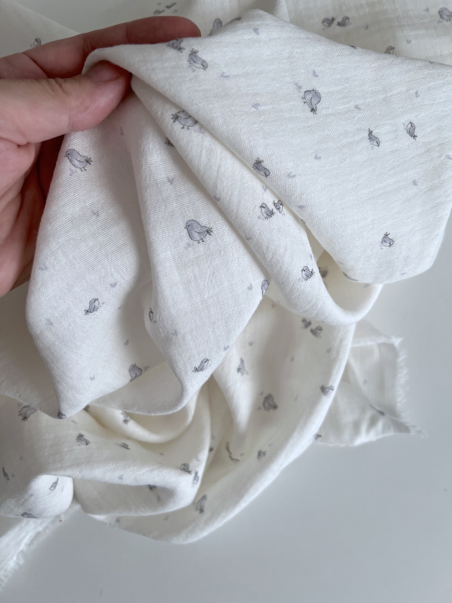 Charly - Double gaze de coton blanc lait motif petits oiseaux gris Tissus issus de l'agriculture biologique  - 7