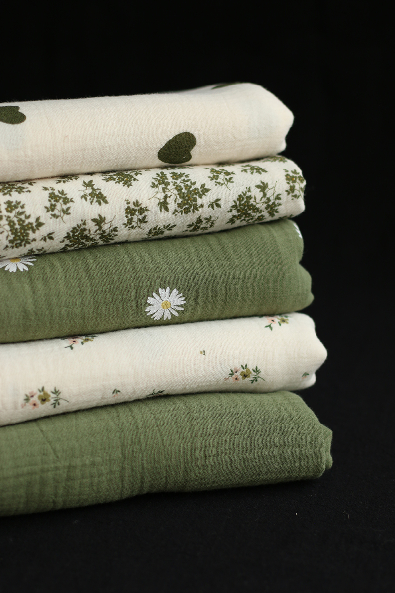 Manou - Double gaze de coton BIO exclusif écru à motif coeurs vert olive