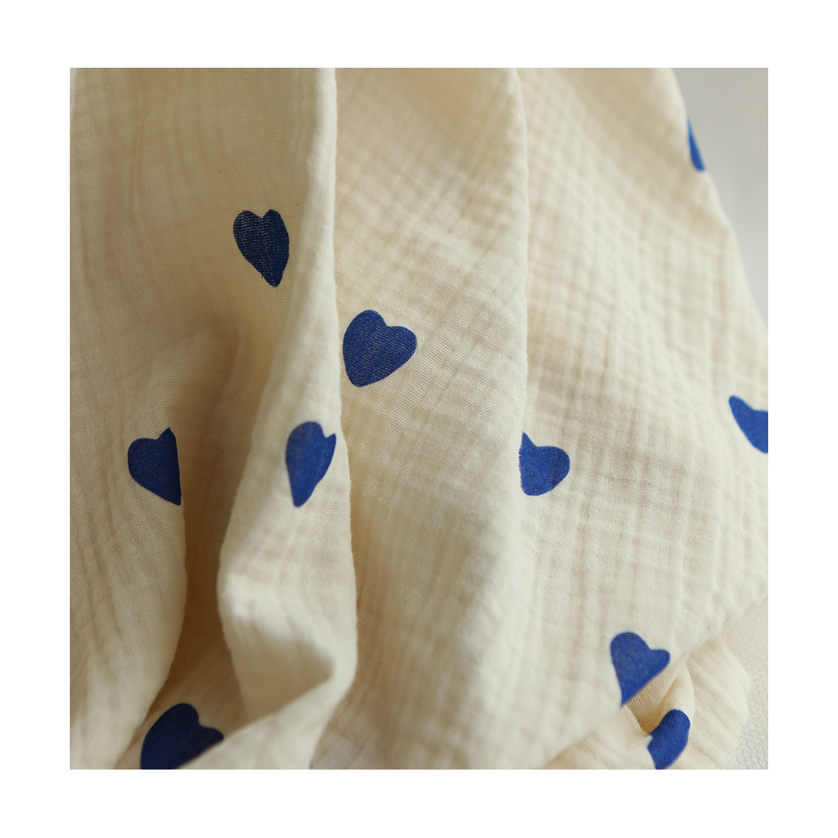 Manou - Double gaze de coton BIO exclusif écru à motif coeurs bleu cobalt