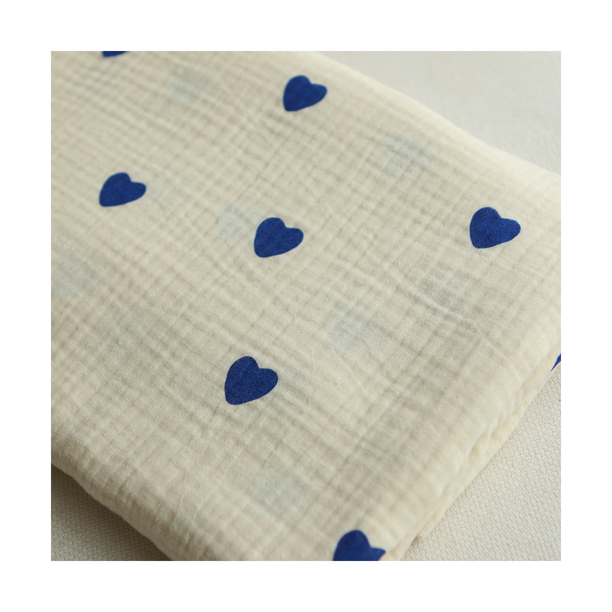 Manou - Double gaze de coton BIO exclusif écru à motif coeurs bleu cobalt