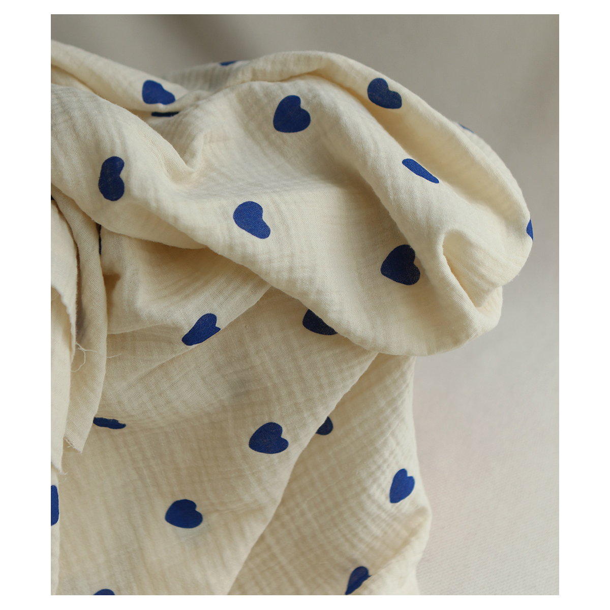 Manou - Double gaze de coton BIO exclusif écru à motif coeurs bleu cobalt