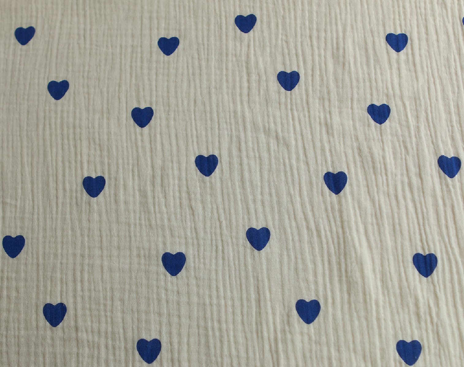 Manou - Double gaze de coton BIO exclusif écru à motif coeurs bleu cobalt