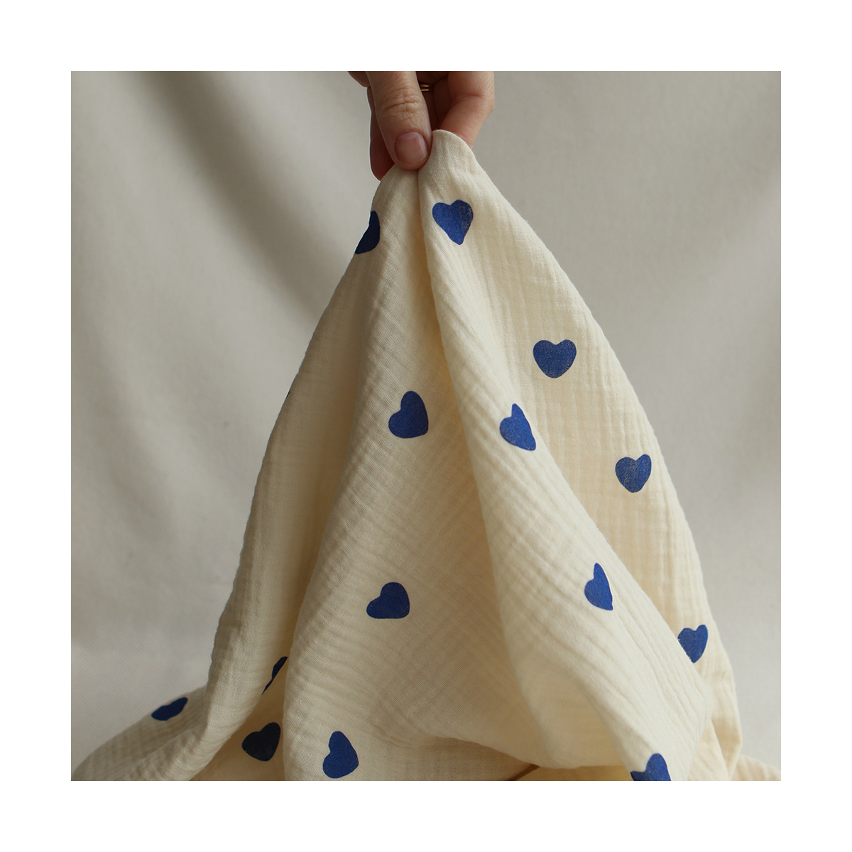 Manou - Double gaze de coton BIO exclusif écru à motif coeurs bleu cobalt
