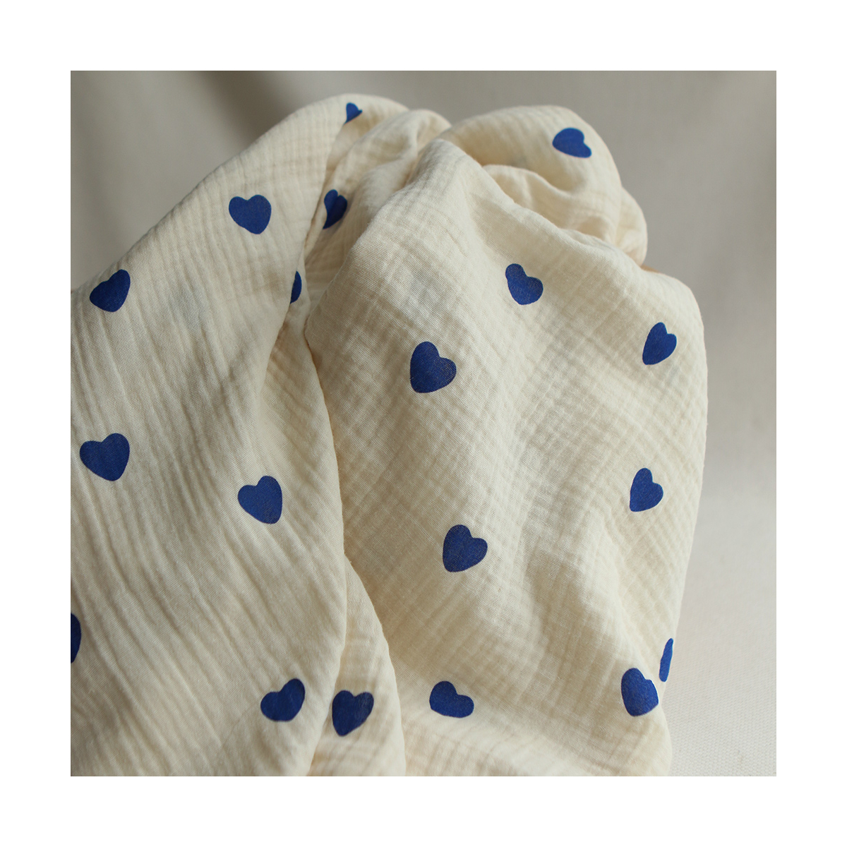 Manou - Double gaze de coton BIO exclusif écru à motif coeurs bleu cobalt