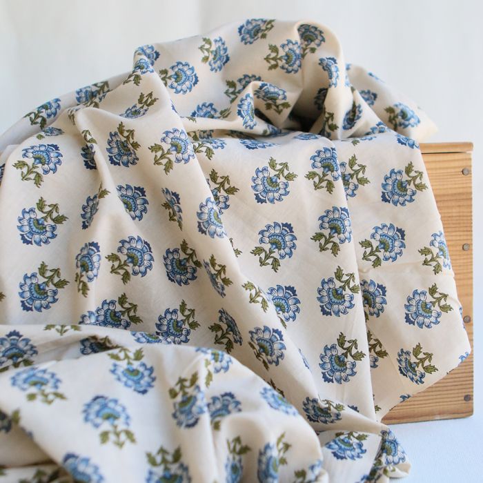 Tissu indien Prisha B en coton hand block, motif coordonné vert et bleu sur écru