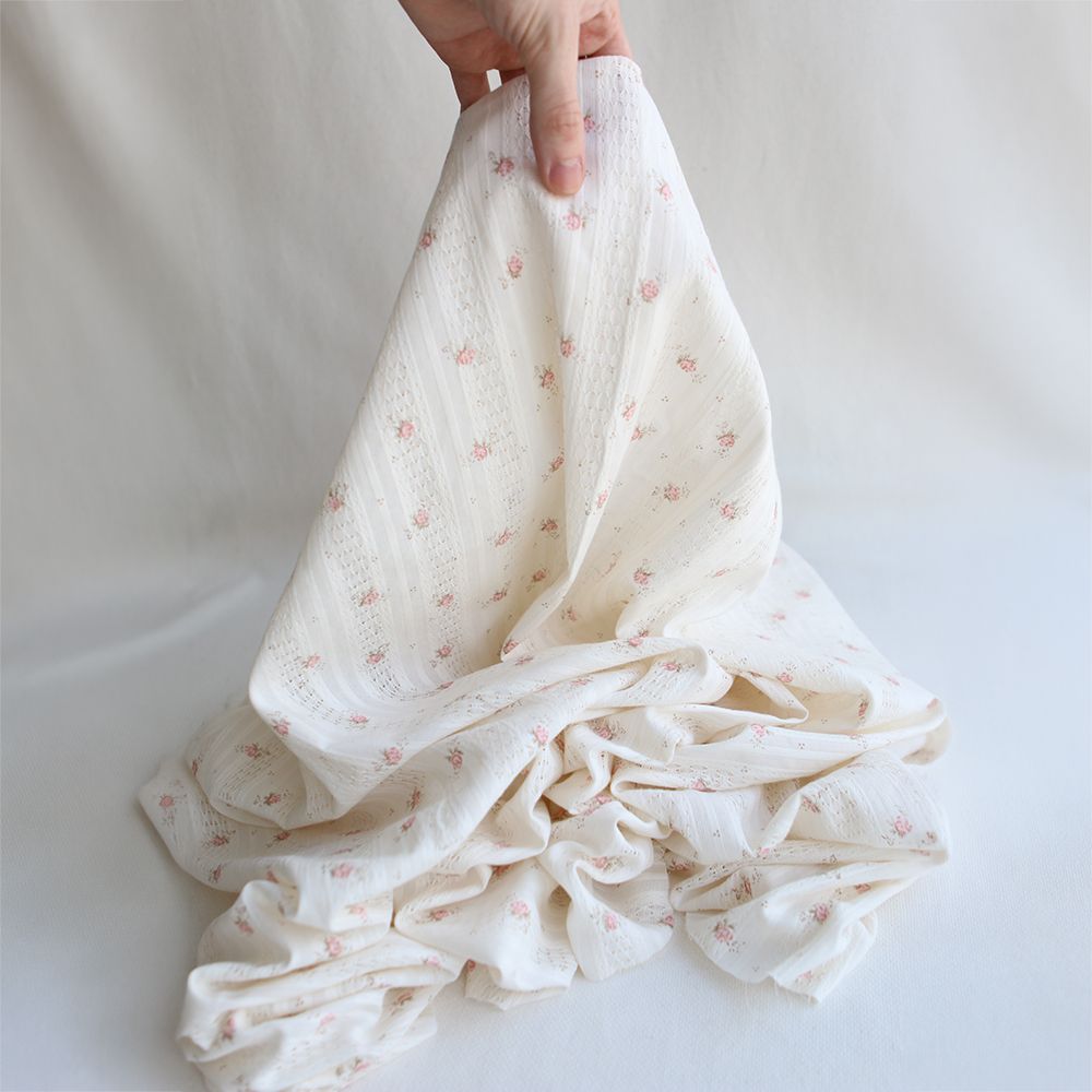 Mabel - Tissu coton jacquard fond écru fleuri rose poudré