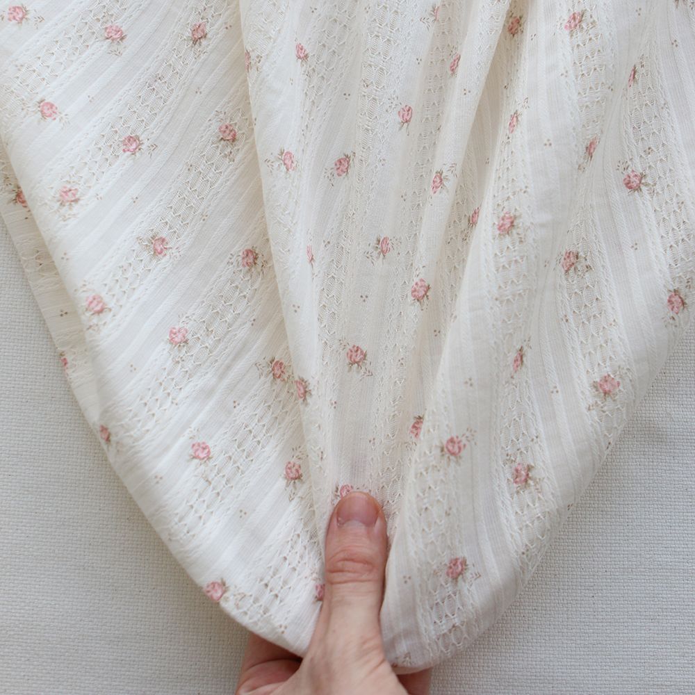 Mabel - Tissu coton jacquard fond écru fleuri rose poudré