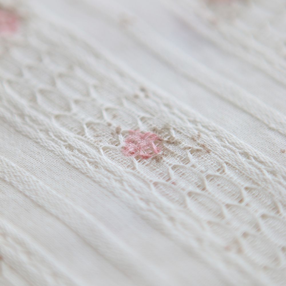 Mabel - Tissu coton jacquard fond écru fleuri rose poudré