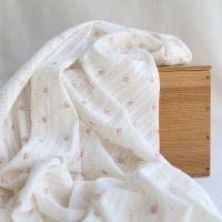 Mabel - Tissu coton jacquard fond écru fleuri rose poudré