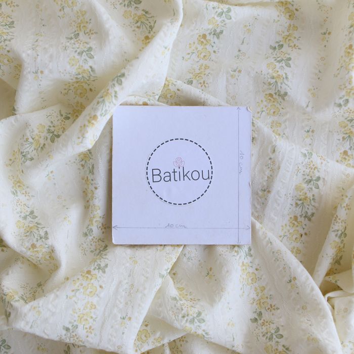 Camille - Tissu coton jacquard seersucker fond écru fleuri jaune clair