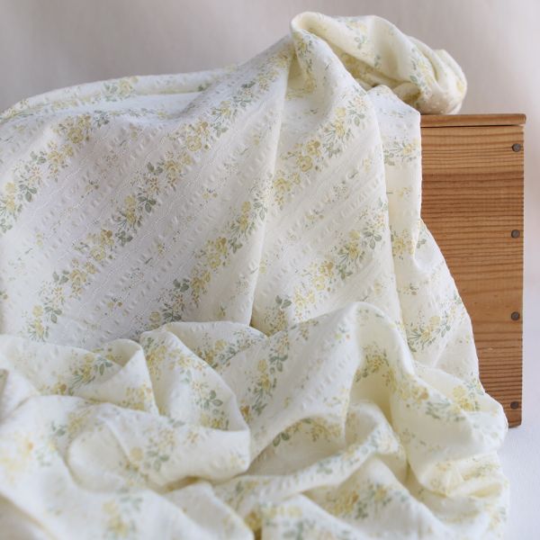 Camille - Tissu coton jacquard seersucker fond écru fleuri jaune clair
