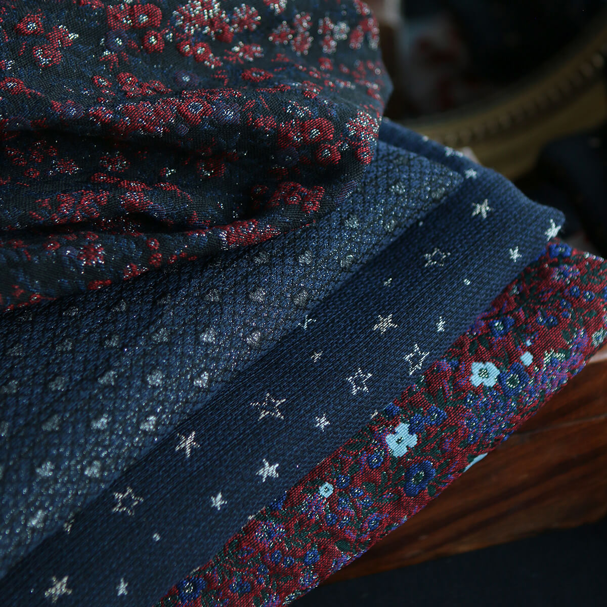 Azalée - Tissu jacquard fond rouge / fleuri bleu et doré made in France