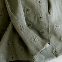 Voile de coton broderies fleuri ton sur ton kaki clair