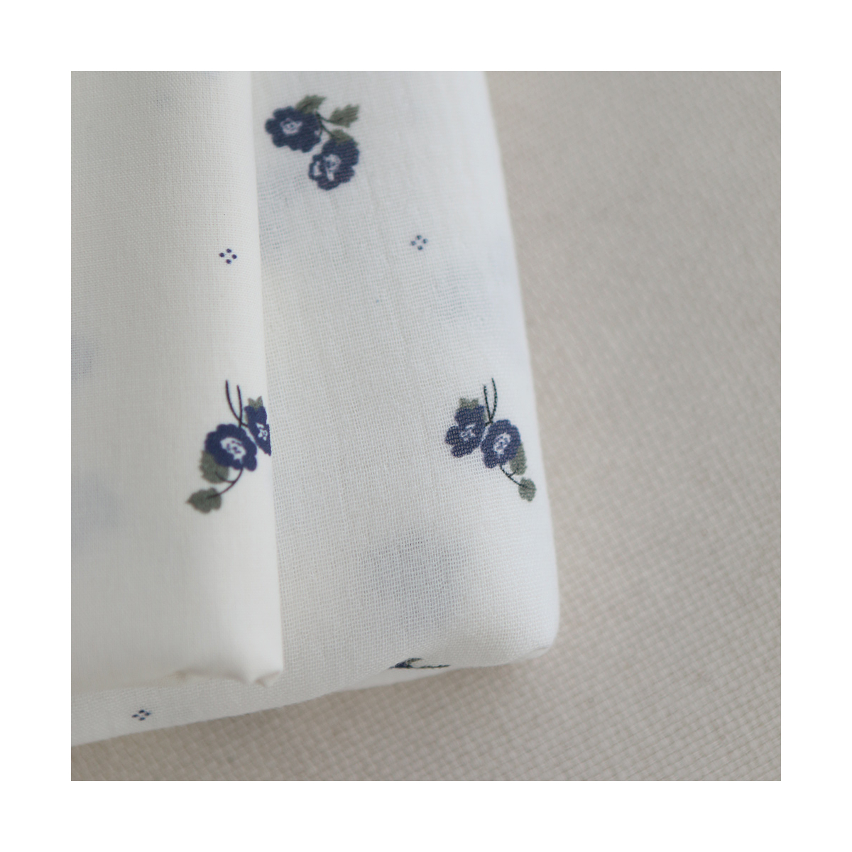 Hana - Double gaze de coton BIO fond blanc fleuri vert et bleu