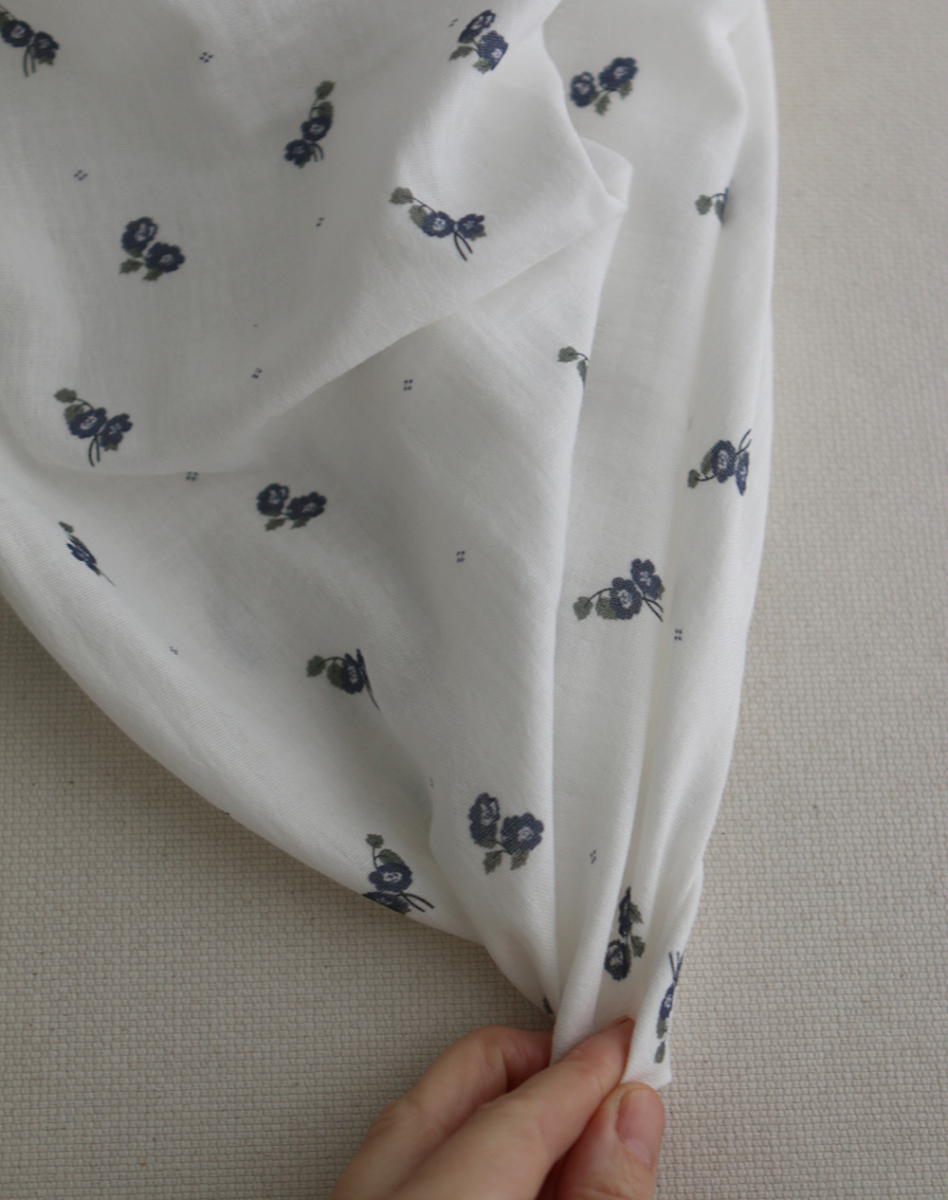 Hana - Double gaze de coton BIO fond blanc fleuri vert et bleu