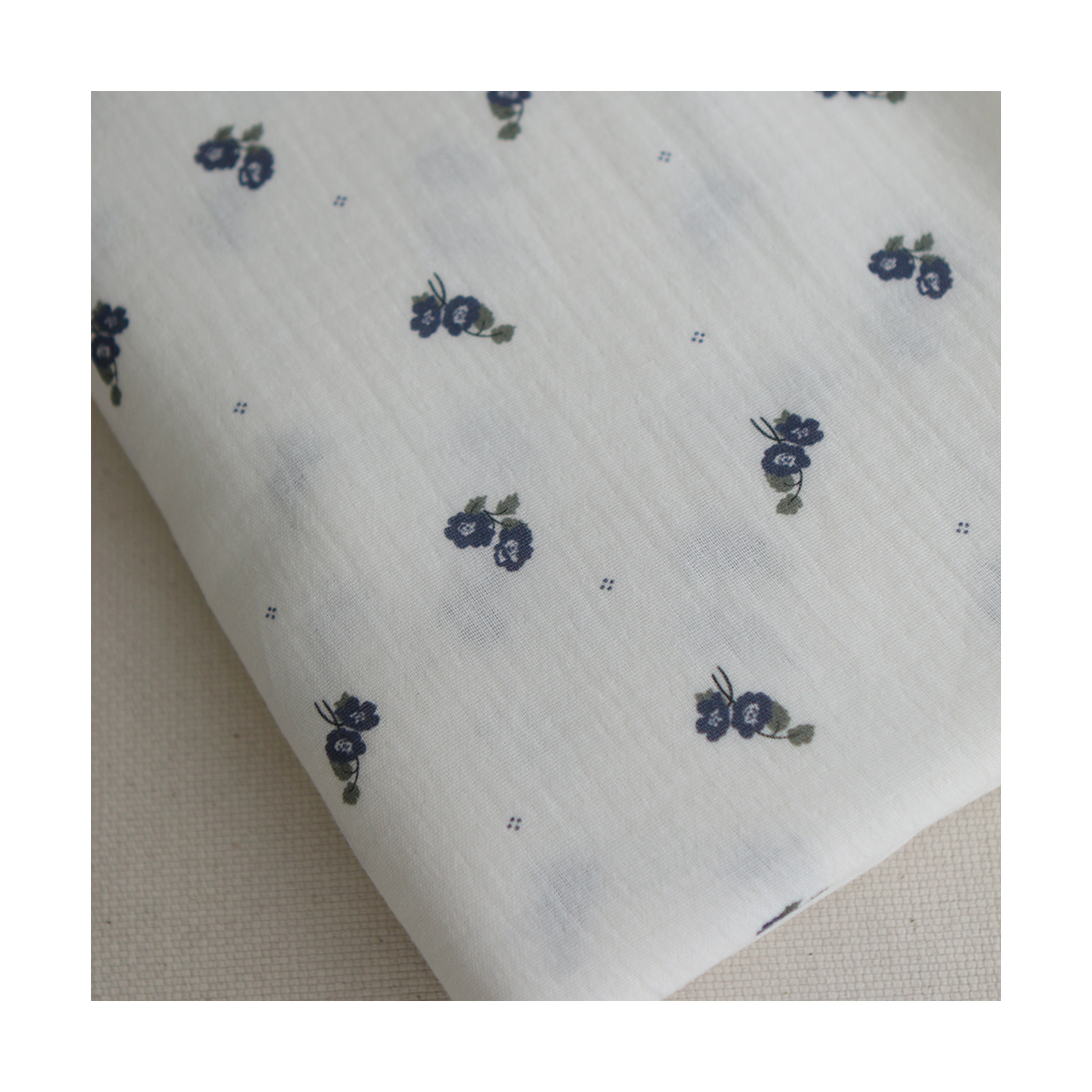 Hana - Double gaze de coton BIO fond blanc fleuri vert et bleu