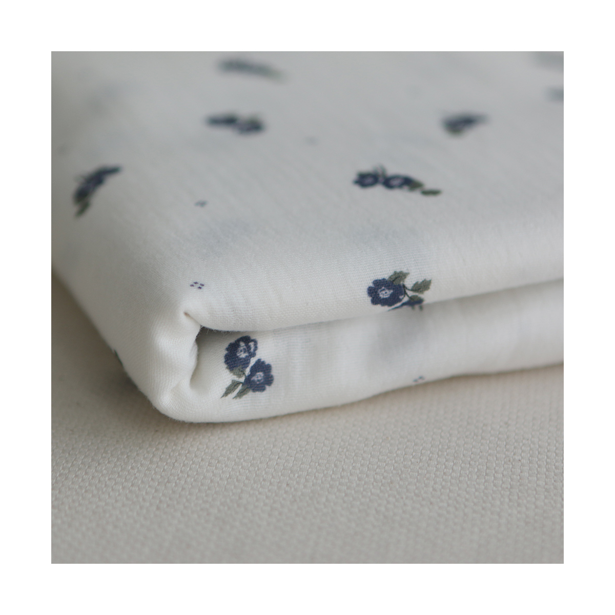 Hana - Double gaze de coton BIO fond blanc fleuri vert et bleu