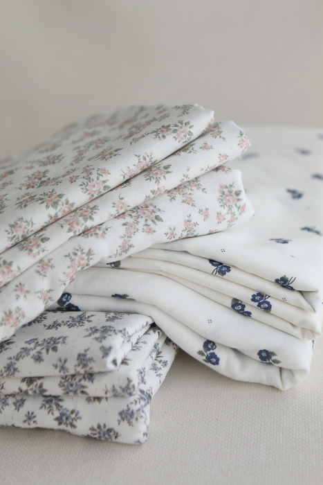 Hana - Double gaze de coton BIO fond blanc fleuri vert et bleu