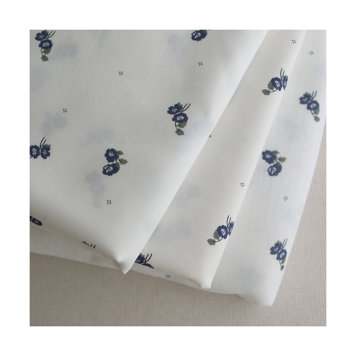 Hana - Double gaze de coton BIO fond blanc fleuri vert et bleu