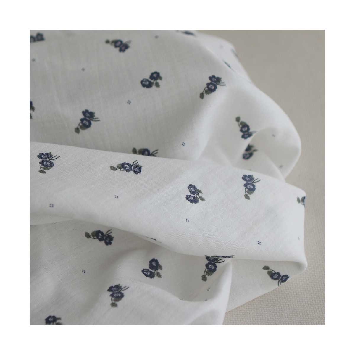 Hana - Double gaze de coton BIO fond blanc fleuri vert et bleu