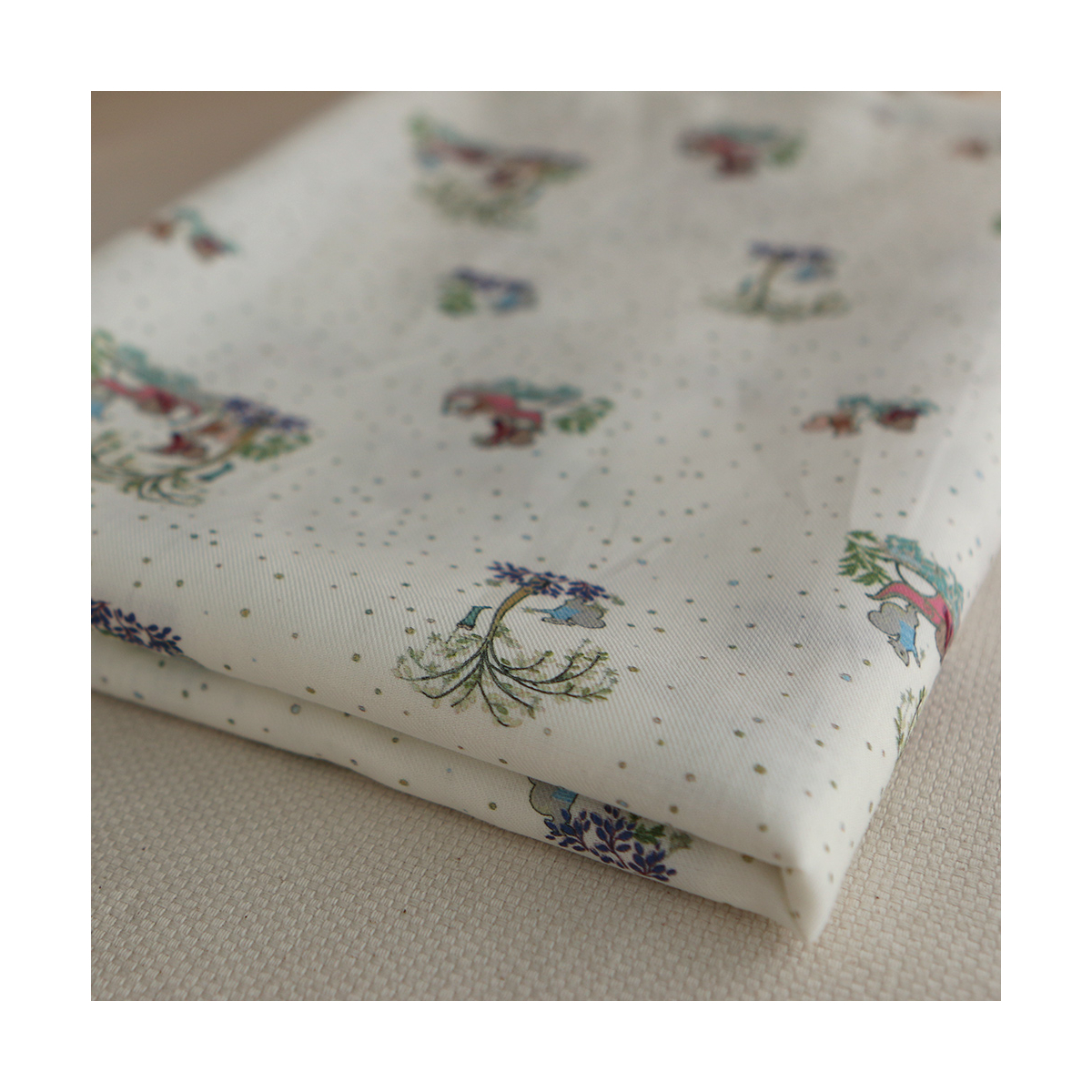 Panache - Tissu sergé de coton organique fin imprimé petits écureuils