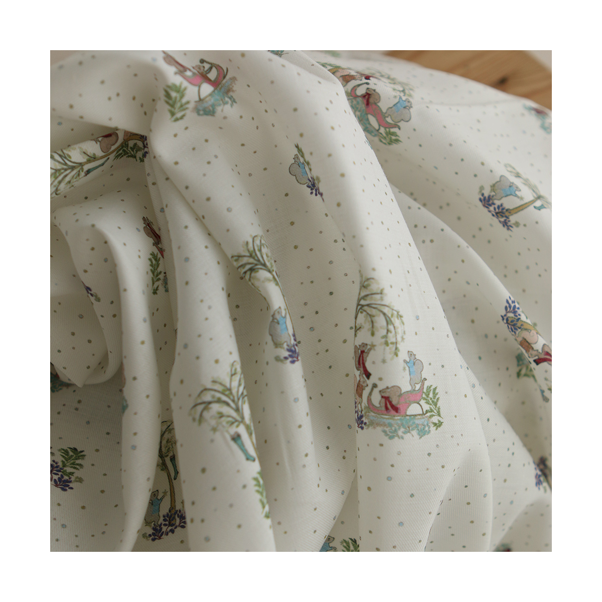 Panache - Tissu sergé de coton organique fin imprimé petits écureuils