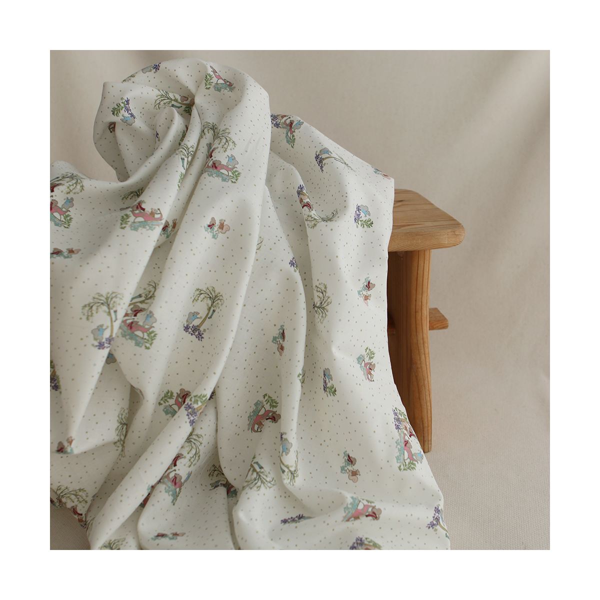 Panache - Tissu sergé de coton organique fin imprimé petits écureuils