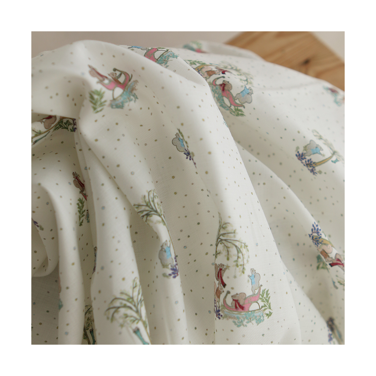 Panache - Tissu sergé de coton organique fin imprimé petits écureuils