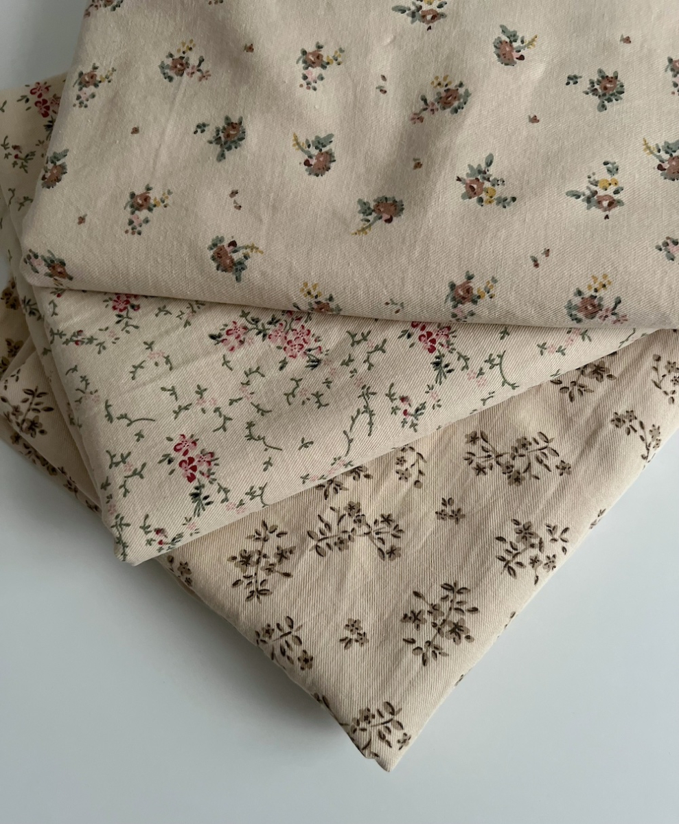Sophie - Tissu sergé de coton imprimé vintage fleuri fond crème Batikou - 8