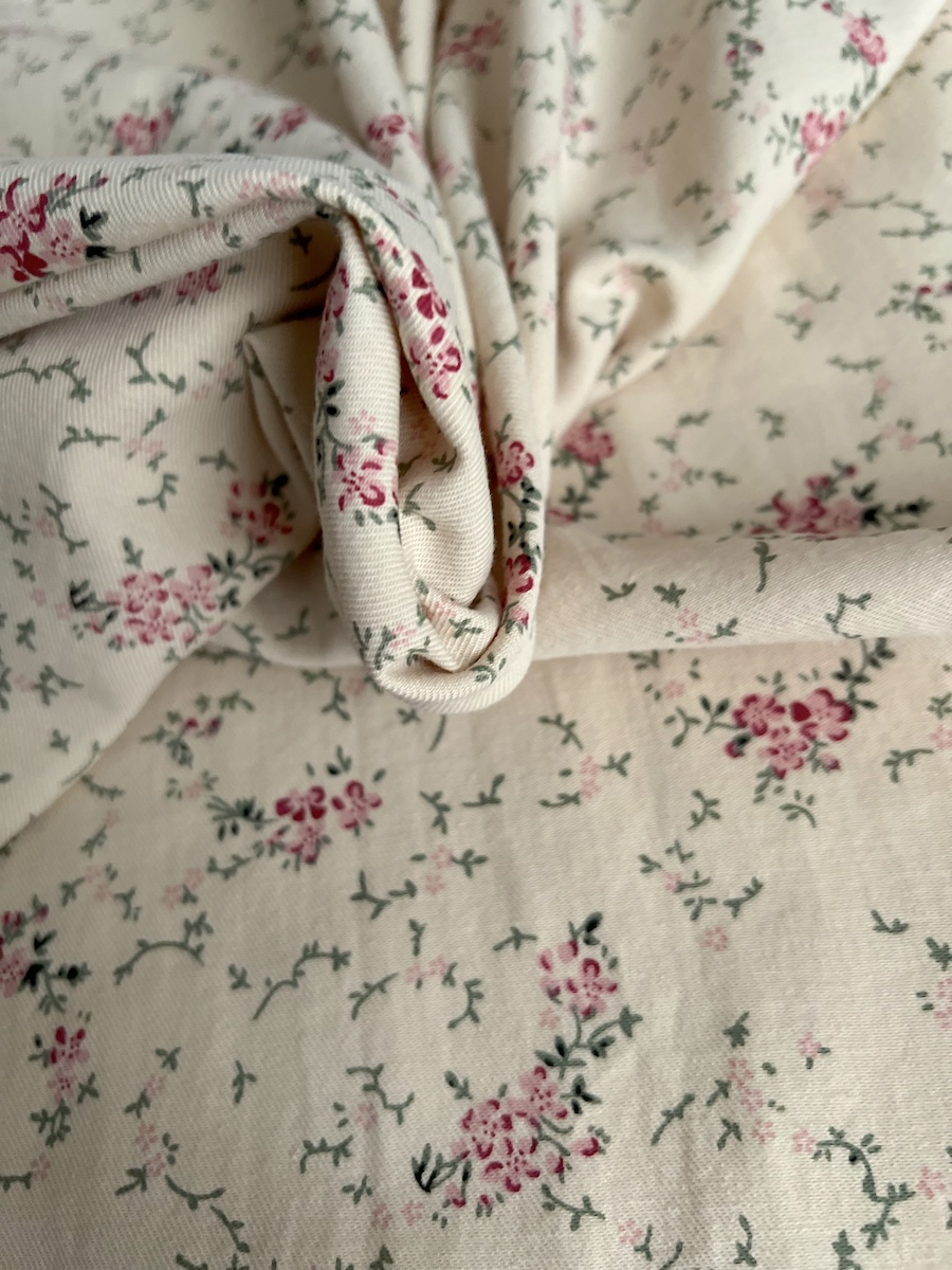 Sophie - Tissu sergé de coton imprimé vintage fleuri fond crème Batikou - 2