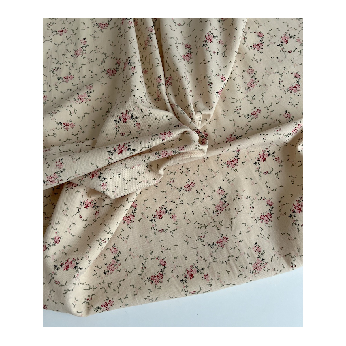 Sophie - Tissu sergé de coton imprimé vintage fleuri fond crème Batikou - 4