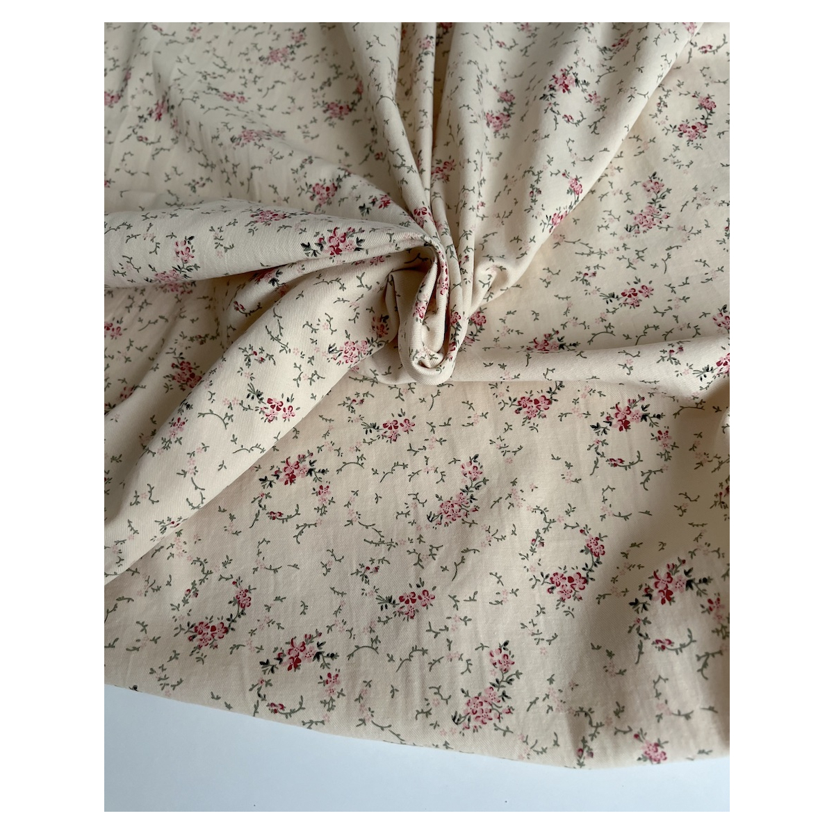 Sophie - Tissu sergé de coton imprimé vintage fleuri fond crème Batikou - 5