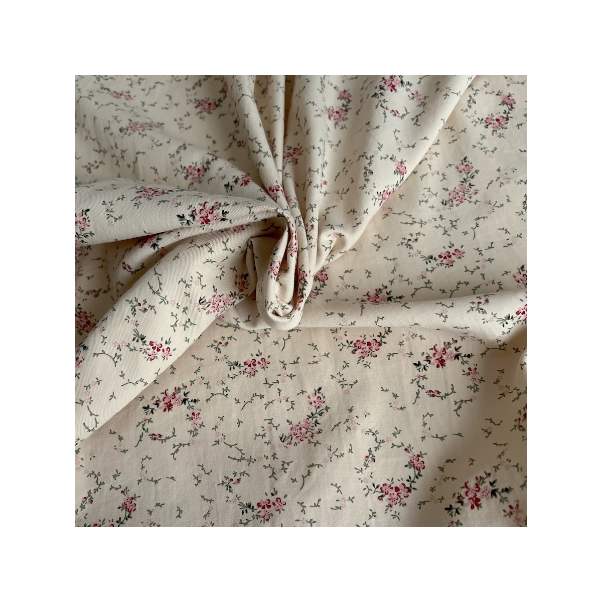 Sophie - Tissu sergé de coton imprimé vintage fleuri fond crème Batikou - 1
