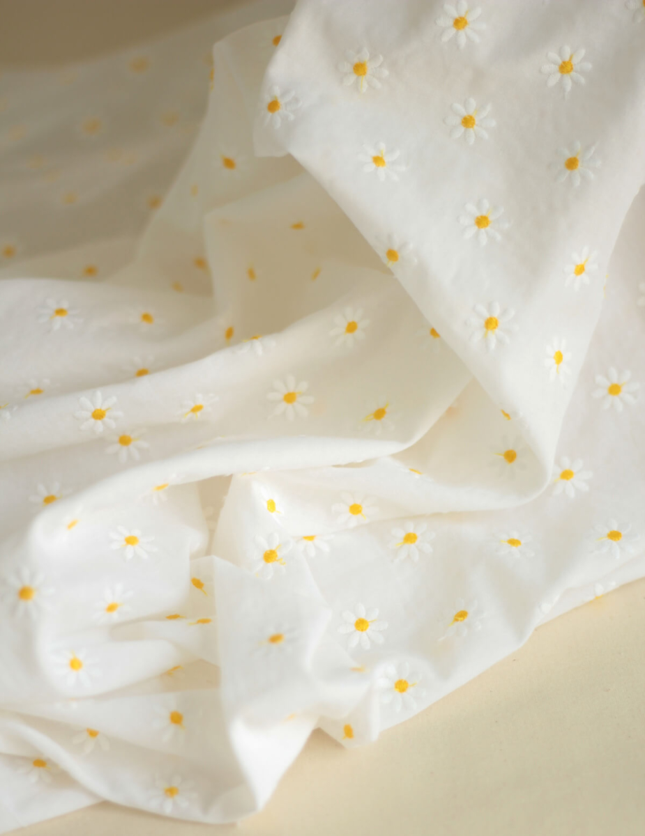 Batiste de coton blanc broderies petites pâquerettes