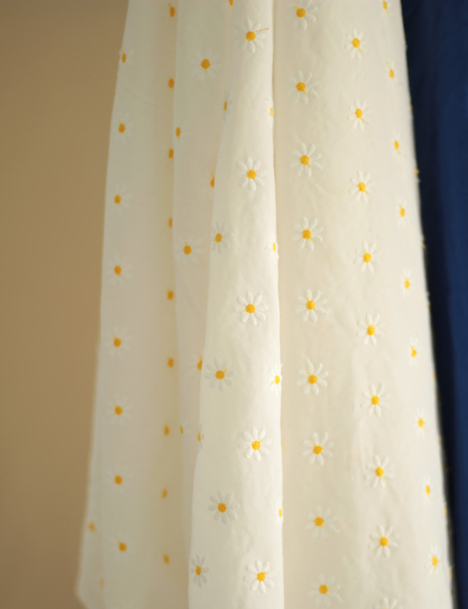 Batiste de coton blanc broderies petites pâquerettes