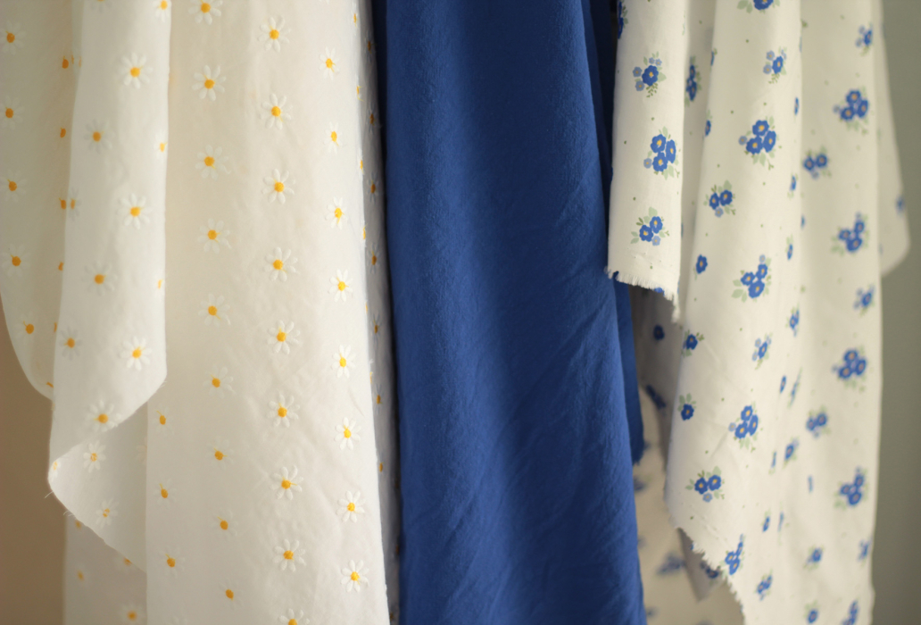 Batiste de coton blanc broderies petites pâquerettes