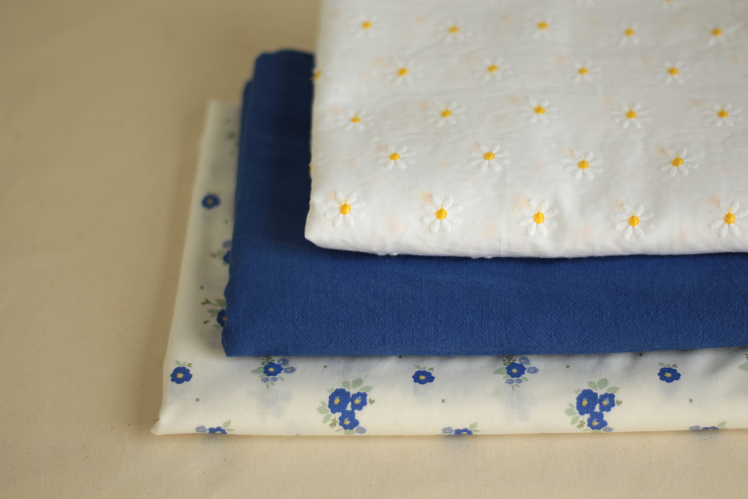 Batiste de coton blanc broderies petites pâquerettes