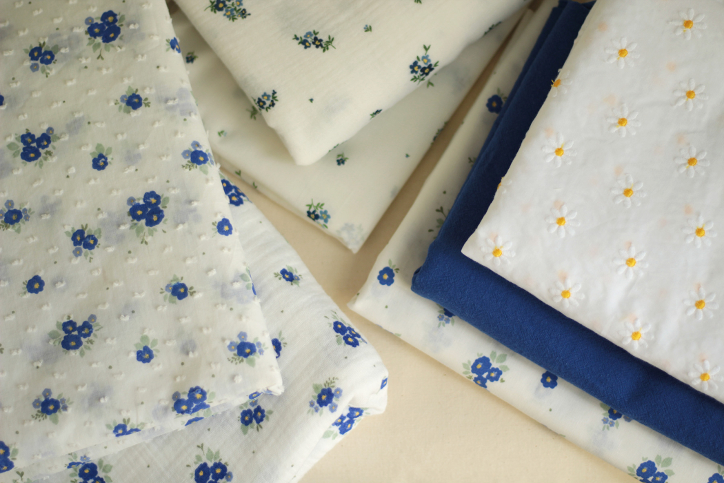 Batiste de coton blanc broderies petites pâquerettes