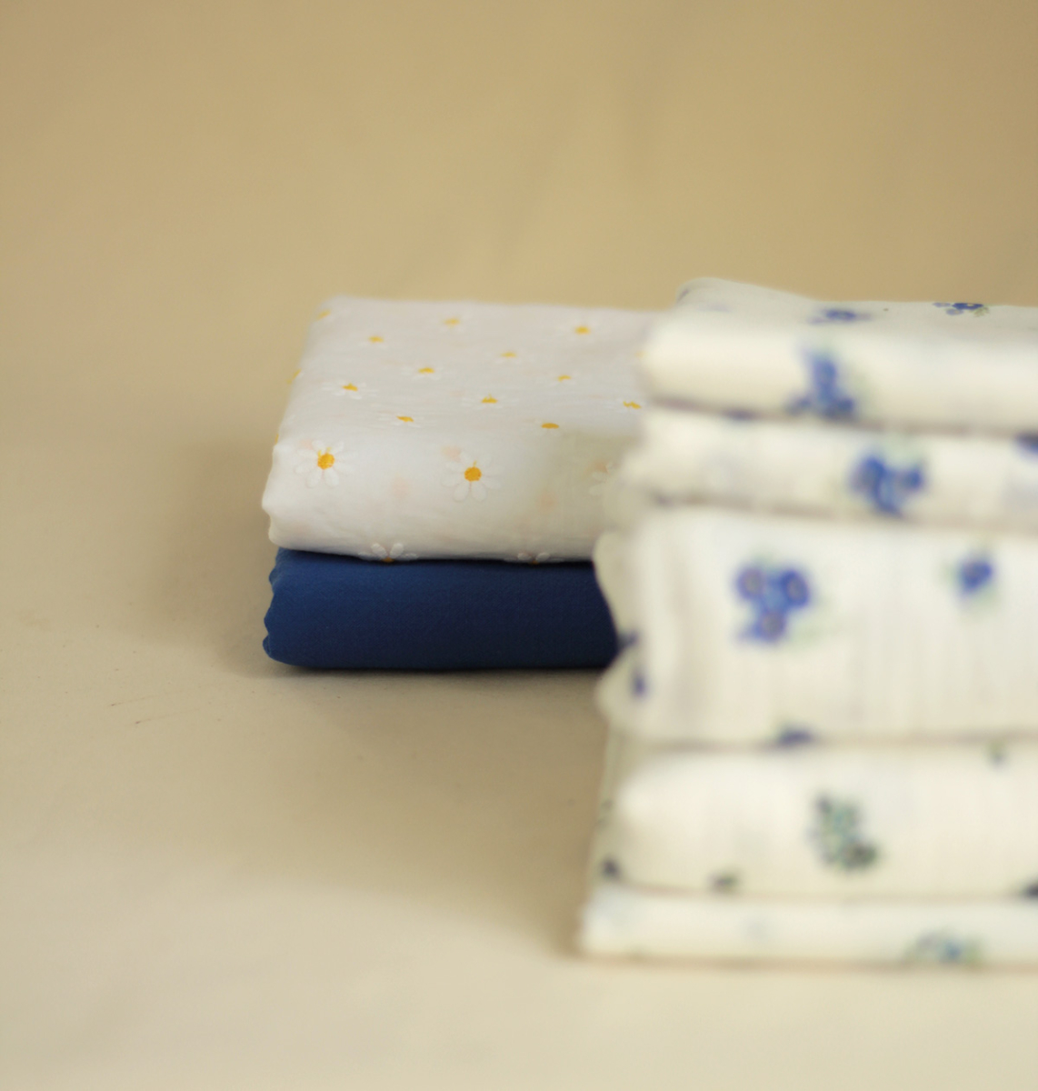 Batiste de coton blanc broderies petites pâquerettes