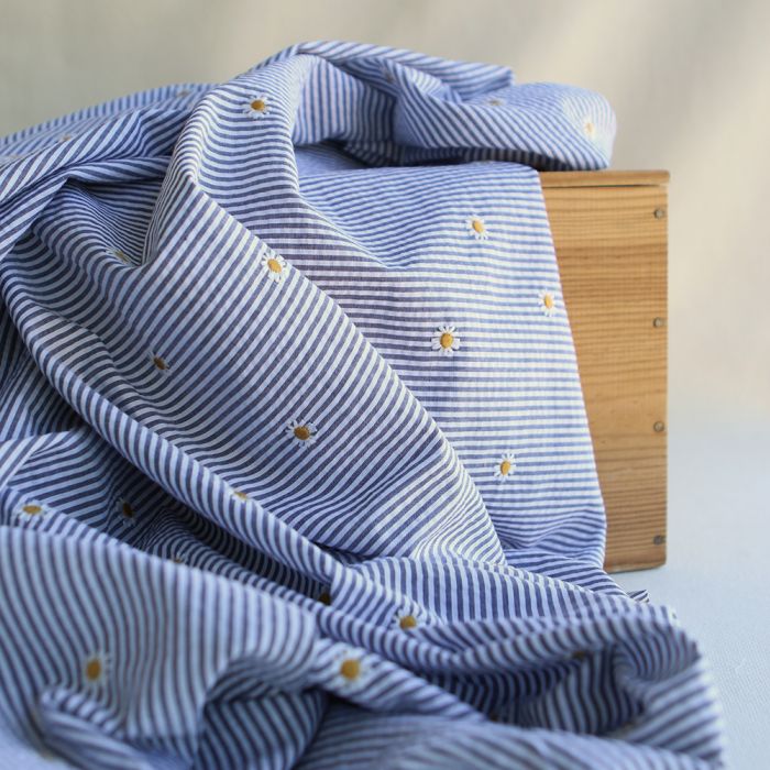 Seersucker / Coton gaufré rayé blanc et bleu marine broderie marguerite