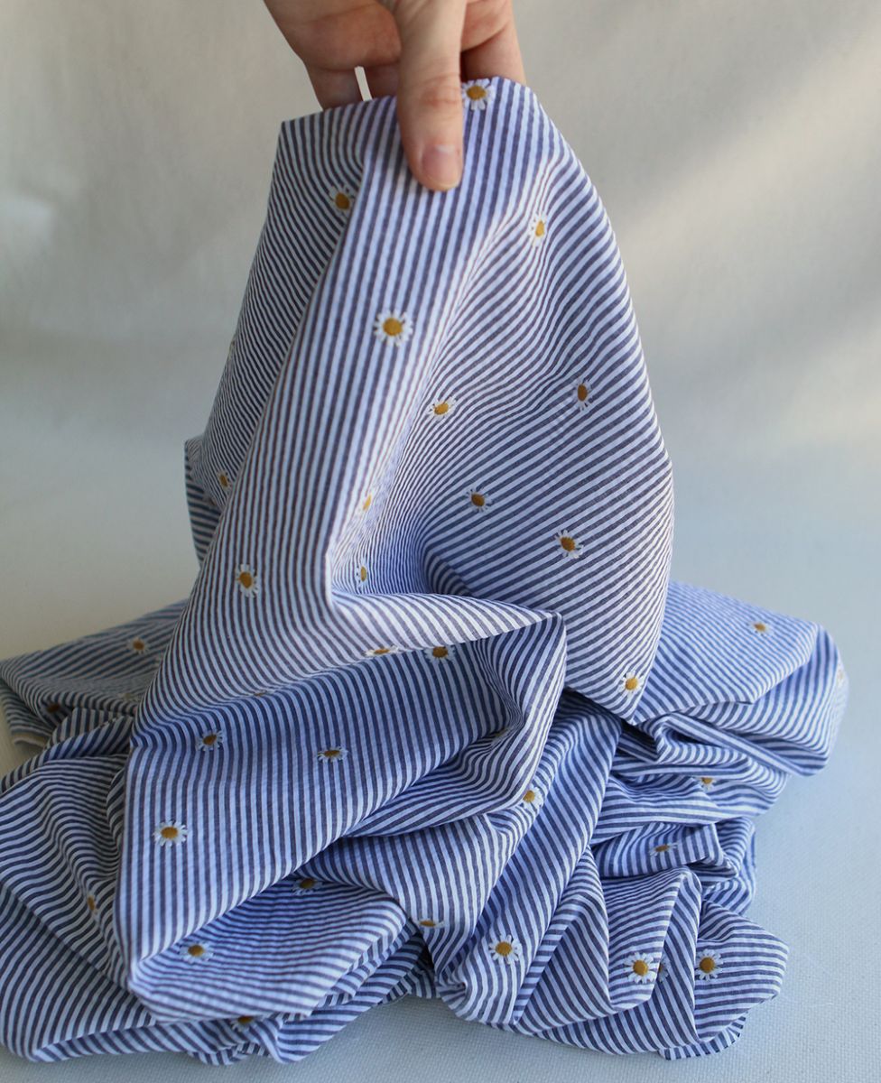 Seersucker / Coton gaufré rayé blanc et bleu marine broderie marguerite