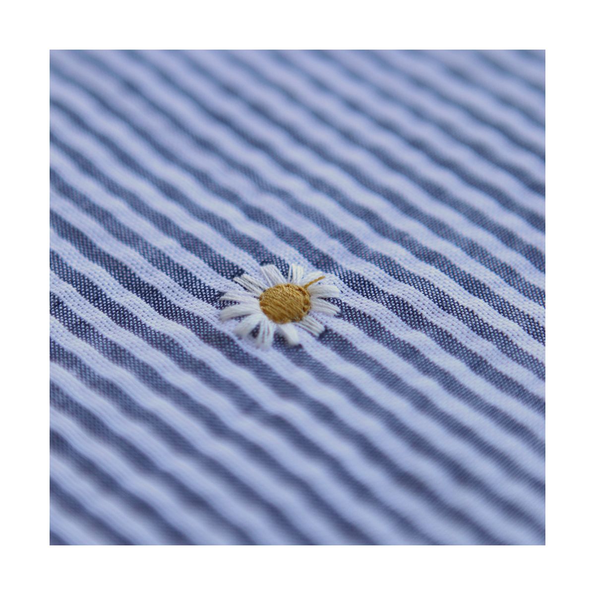 Seersucker / Coton gaufré rayé blanc et bleu marine broderie marguerite