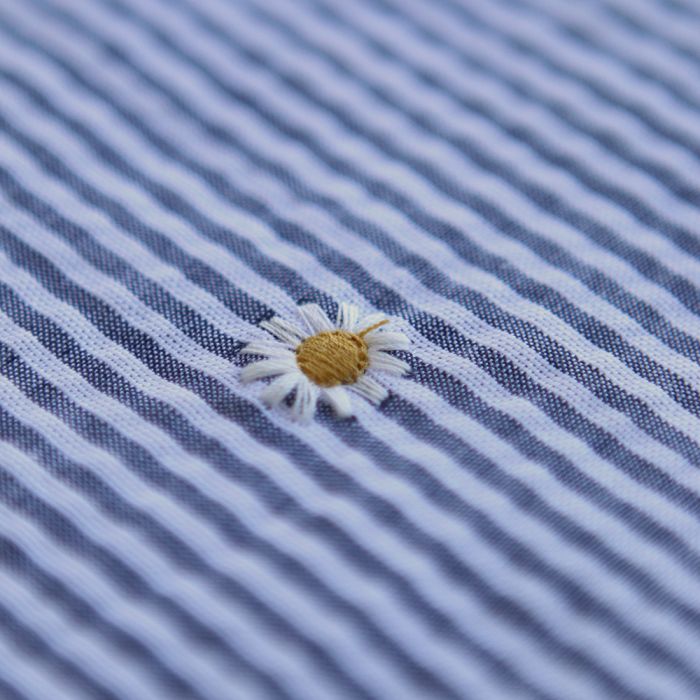 Seersucker / Coton gaufré rayé blanc et bleu marine broderie marguerite