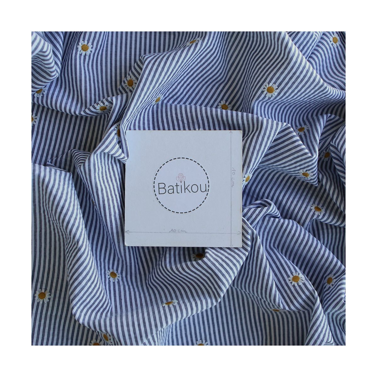 Seersucker / Coton gaufré rayé blanc et bleu marine broderie marguerite