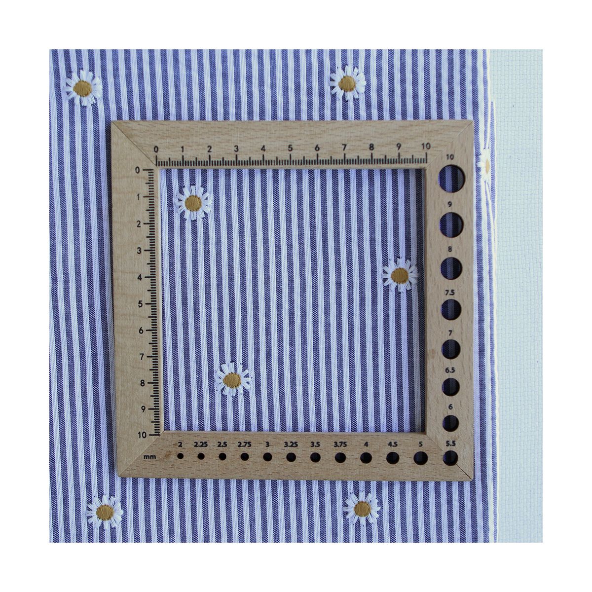 Seersucker / Coton gaufré rayé blanc et bleu marine broderie marguerite