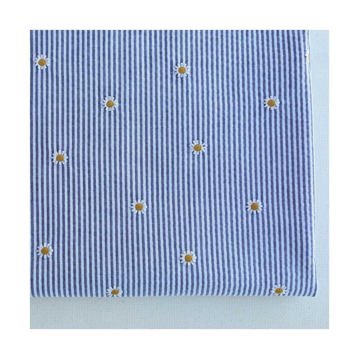Seersucker / Coton gaufré rayé blanc et bleu marine broderie marguerite