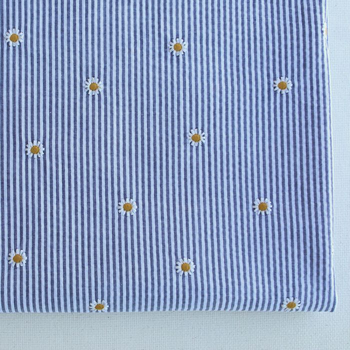 Seersucker / Coton gaufré rayé blanc et bleu marine broderie marguerite