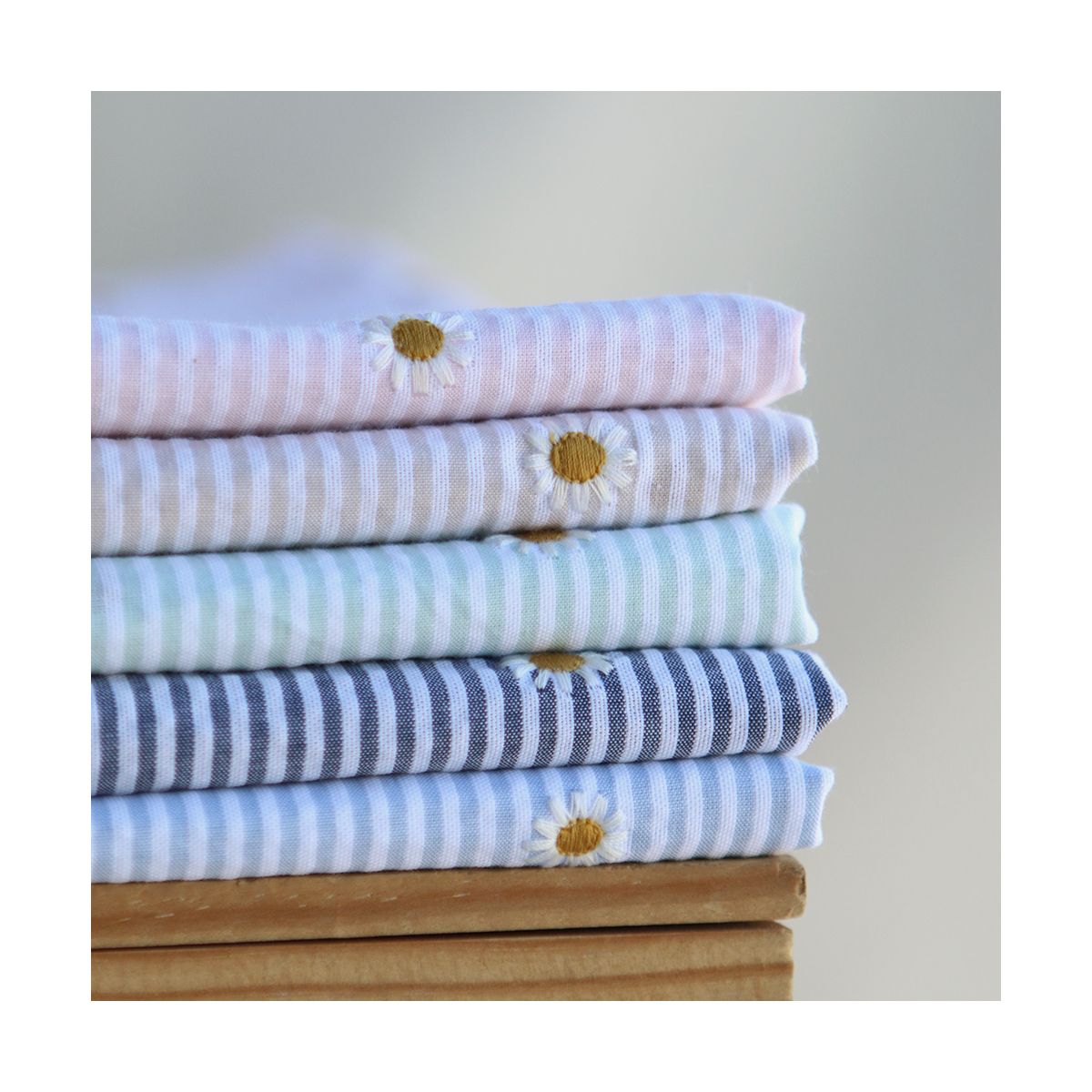 Seersucker / Coton gaufré rayé blanc et bleu marine broderie marguerite