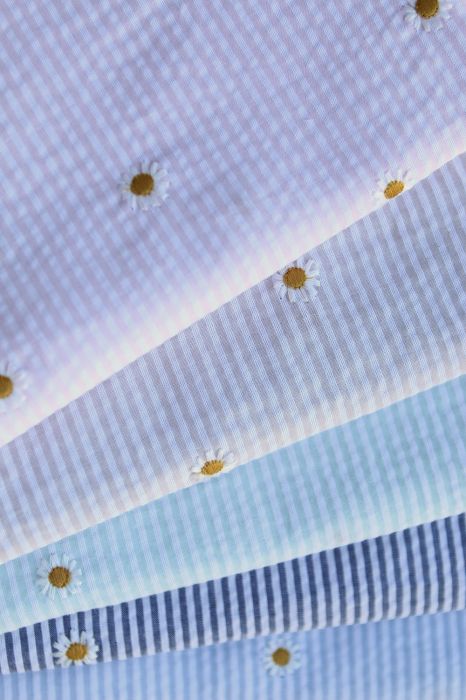Seersucker / Coton gaufré rayé blanc et bleu marine broderie marguerite