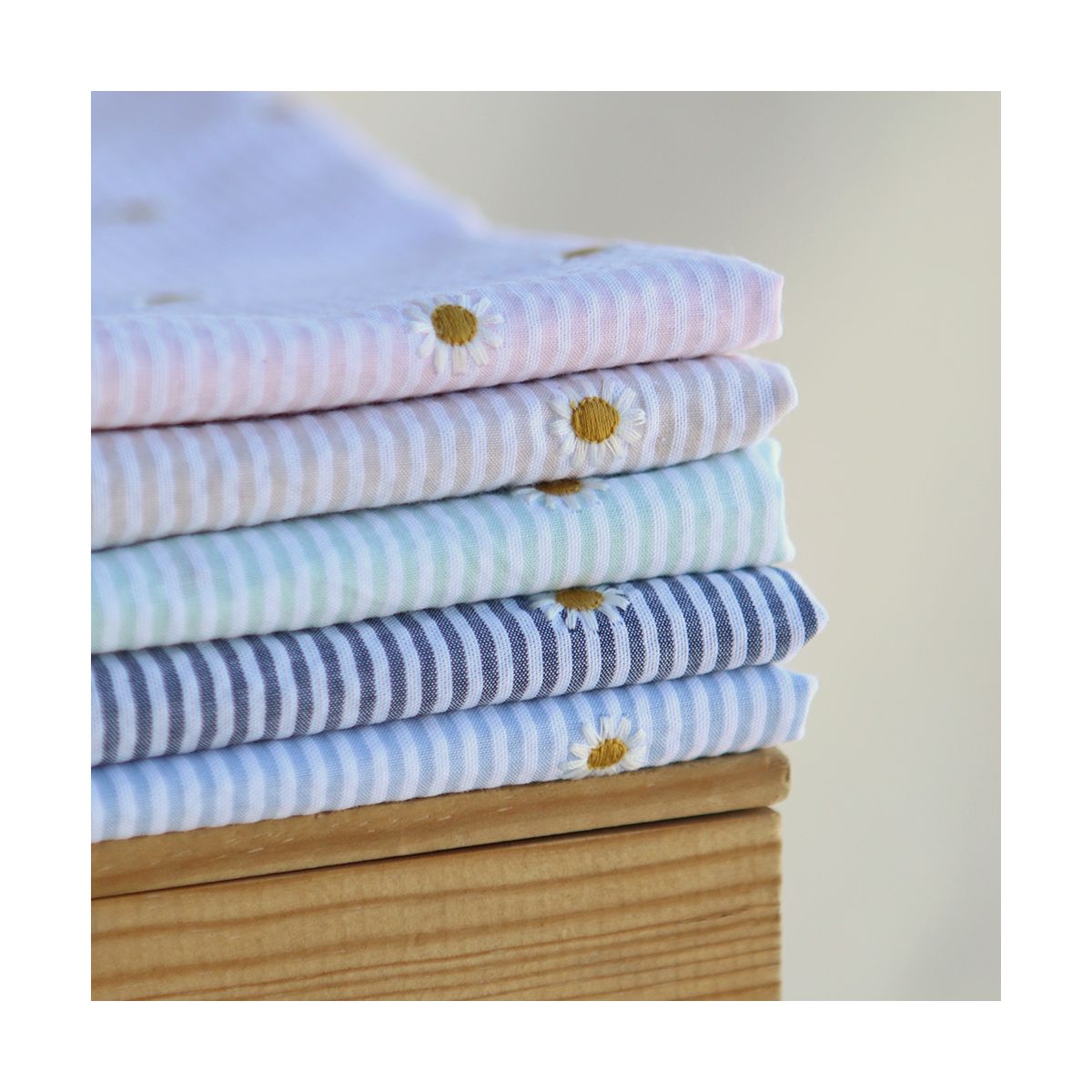 Seersucker / Coton gaufré rayé blanc et bleu marine broderie marguerite